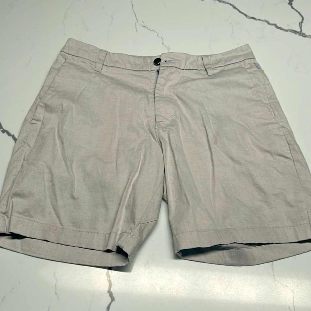 I am selling this lululemon luxury shorts. I have barely worn this.